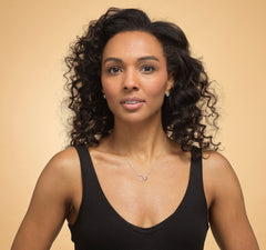 Close-up of 925 silver interlinked circle necklace, perfect for thank-you or Christmas gifts.