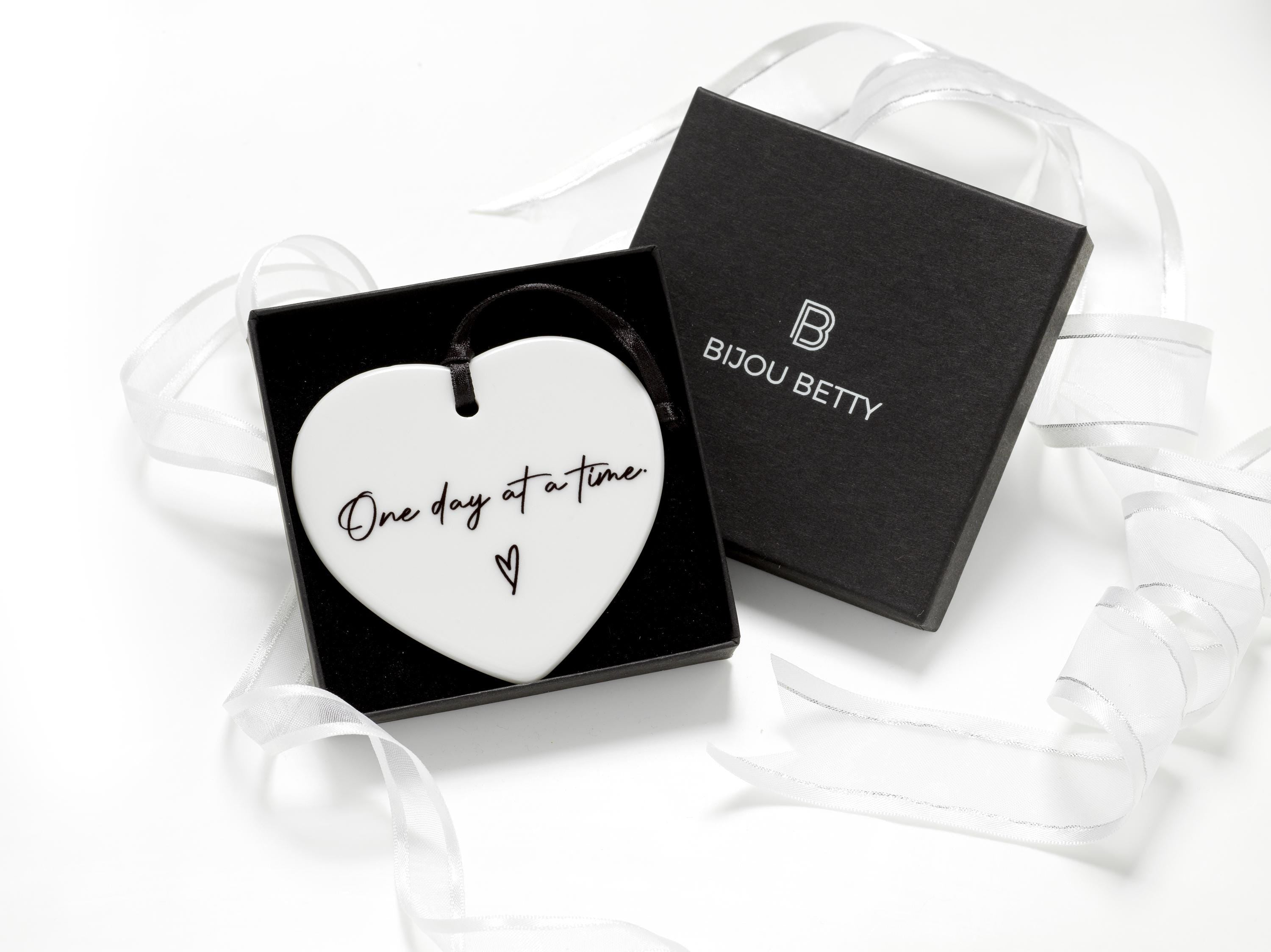 75mm ceramic heart keepsake with “one day at a time” quote in Bijou Betty tissue, ideal for sympathy gifts.