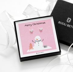 Close-up of 925 silver star earrings with gold-plated finish, perfect for Christmas gifts for sisters.