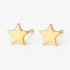 Close-up of 925 silver star earrings with gold-plated finish, perfect for Christmas gifts for sisters.
