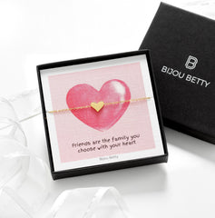 Close-up of 18k gold-plated heart bracelet, perfect for thank-you or Christmas gifts for friends.