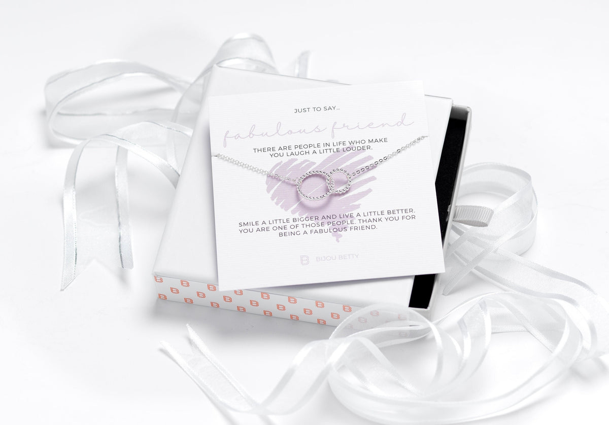 Elegant Interlinked Circles Necklace – Perfect Gift for a Fabulous Friend