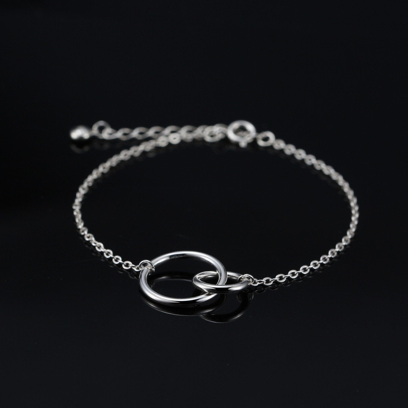 Close-up of 925 silver interlinked circle bracelet, perfect for thank-you or Christmas gifts.