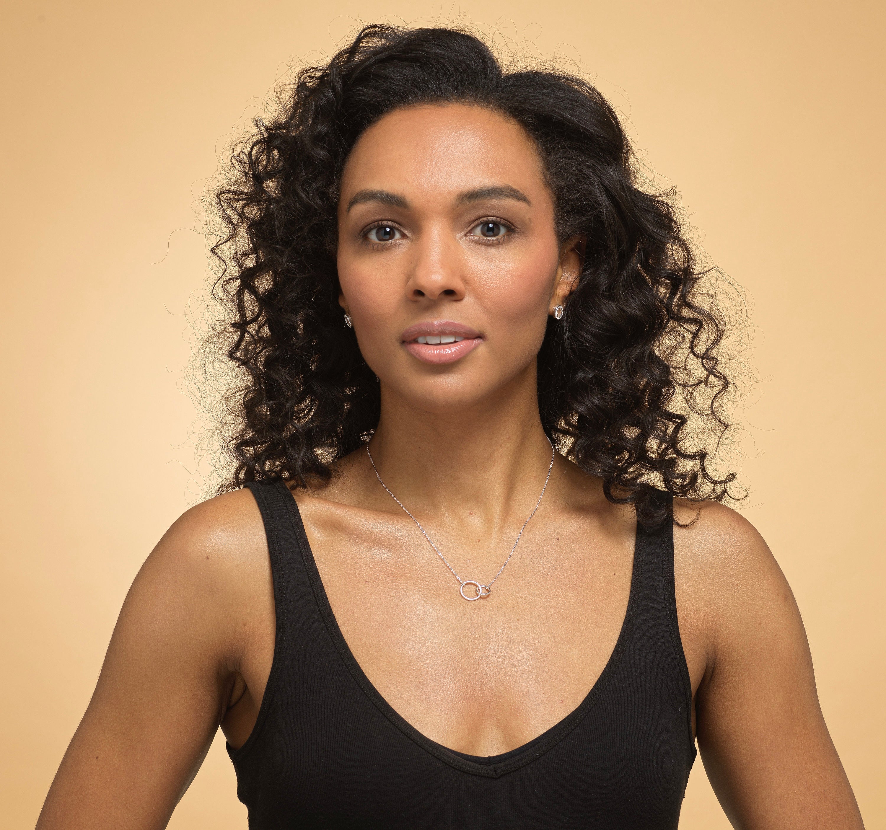 Close-up of 925 silver interlinked circle necklace, perfect for thank-you or Christmas gifts.