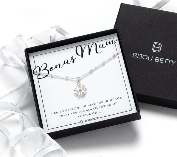 Sterling silver bonus mum daisy necklace in Bijou Betty gift box.