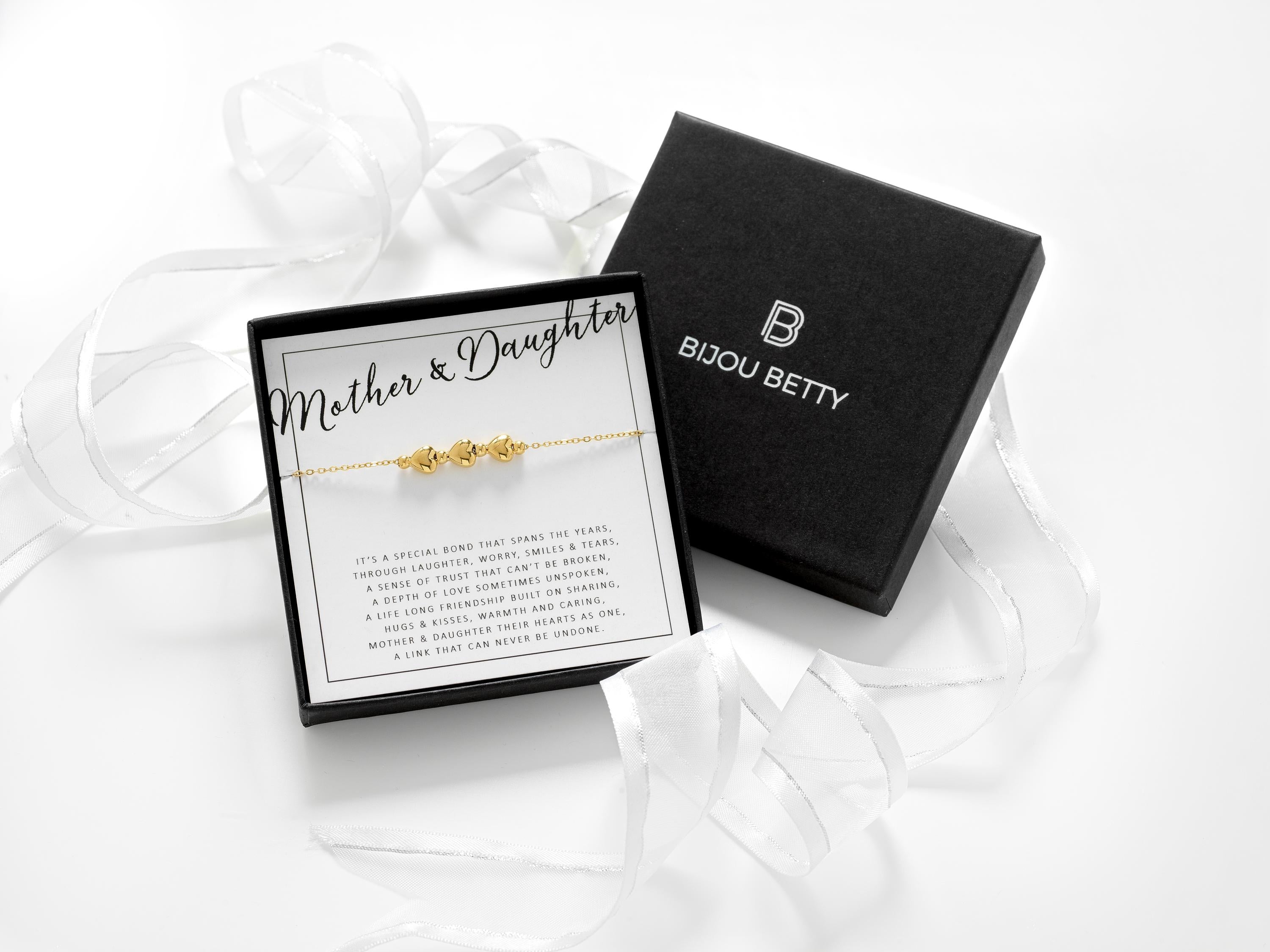 18k gold-plated 3 heart bracelet in Bijou Betty box with mother-daughter card, ideal for birthdays.