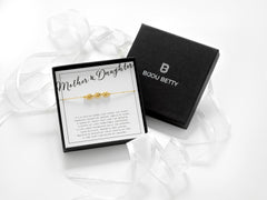 18k gold-plated 3 heart bracelet in Bijou Betty box with mother-daughter card, ideal for birthdays.